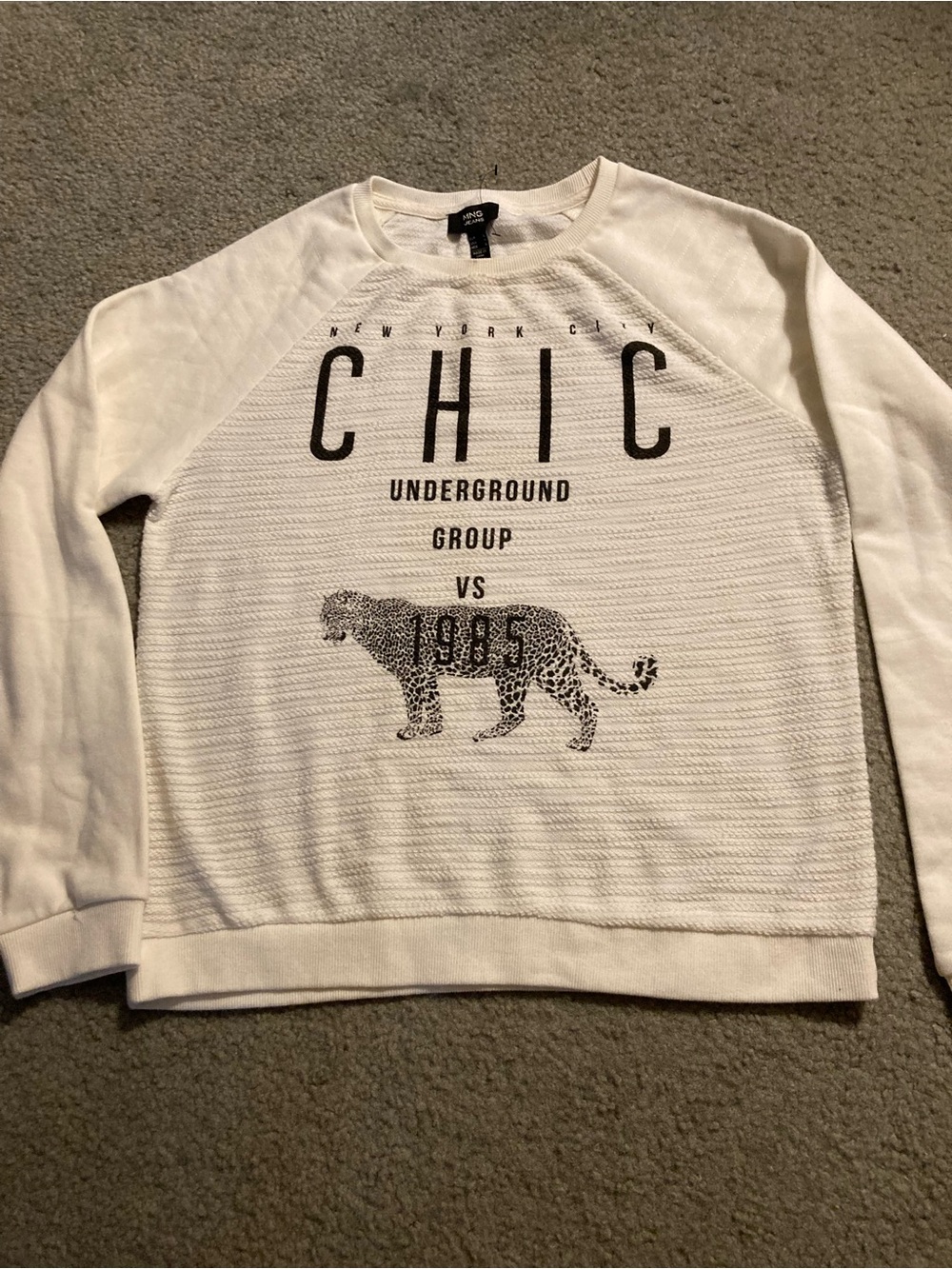 chic White Sweatshirt with Black Graphic Leopard Woman’s med.